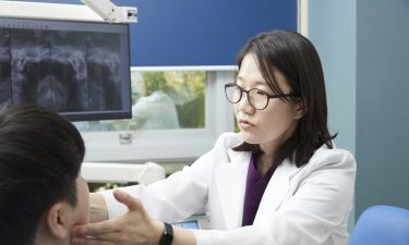 안면비대칭, 턱관절 질환이 원인일 수 있습니다 | 이선희 원장 썸네일 이미지