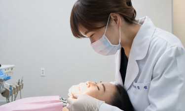 나이가 들어도 치아교정 가능할까요? , 중년 투명교정 | 김선 원장 썸네일 이미지