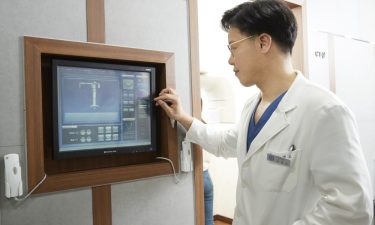 임플란트 재수술을 부르는 주요 원인, 임플란트 주위염 | 신영조 원장 썸네일 이미지