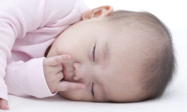 손가락 빨기, 언제까지 괜찮을까? 아이 치아와 턱에 미치는 영향 | 김은영 원장 썸네일 이미지