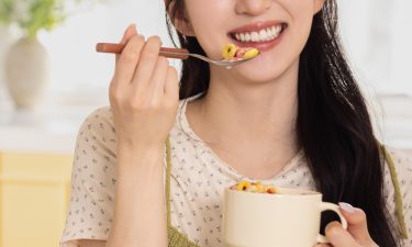 커피를 마시면 치아가 누렇게 될까? 치아 착색 원인과 착색 음식 3가지 | 김해 치과 최청림 원장 썸네일 이미지