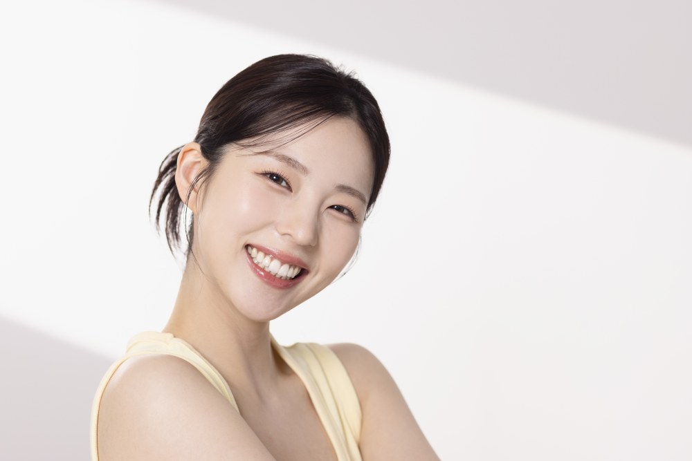 편안하게 미소 짓는 20대 여성